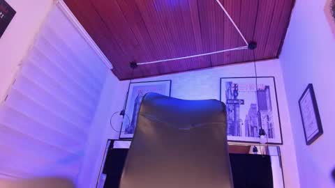 Snapshot of tylla_ chatting on 12.04.25 online show from 12.04.25