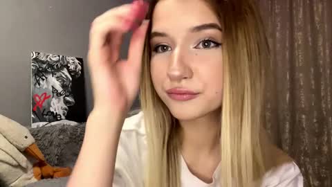 Snapshot of ulalittlepage chatting on 12.04.25 Vikki online show from 12.04.25