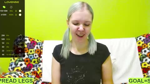 Snapshot of ultra_meow chatting on 02.11.25 Roxy online show from 02.11.25