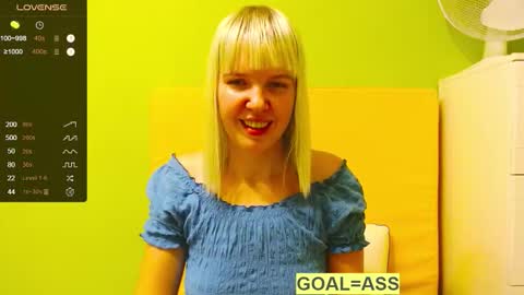 Snapshot of ultra_meow chatting on 12.18.25 Roxy online show from 12.18.25