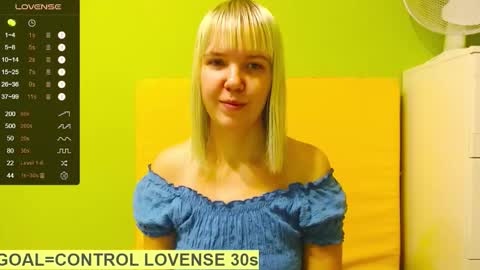 Snapshot of ultra_meow chatting on 12.18.25 Roxy online show from 12.18.25