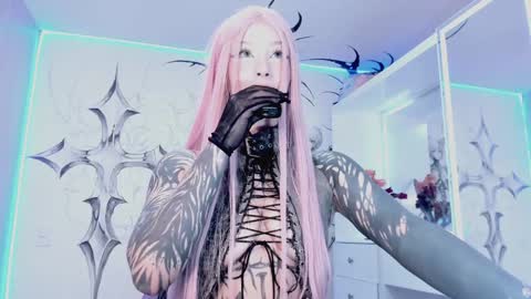 Snapshot of unachimbaherida chatting on 12.27.24 Elle Danielle online show from 12.27.24