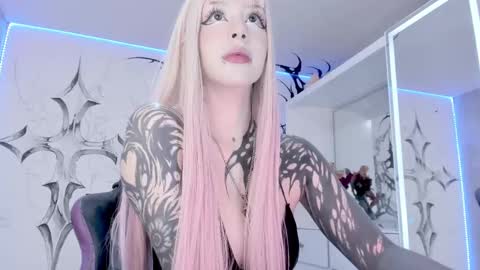 Snapshot of unachimbaherida chatting on 02.19.25 Elle Danielle online show from 02.19.25