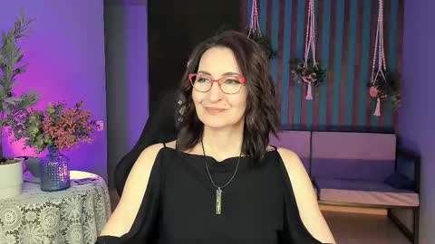 Snapshot of unatera chatting on 10.11.25 UnaTera online show from 10.11.25