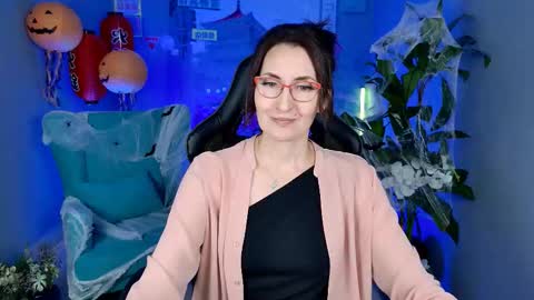 Snapshot of unatera chatting on 10.20.25 UnaTera online show from 10.20.25
