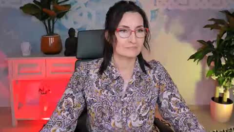 Snapshot of unatera chatting on 10.31.25 UnaTera online show from 10.31.25