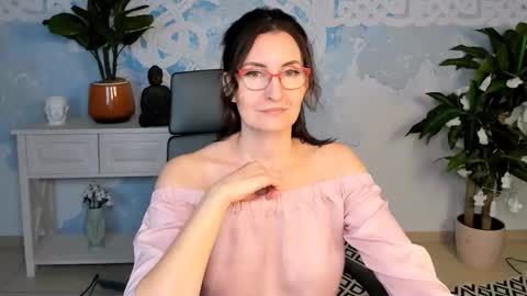 Snapshot of unatera chatting on 11.01.25 UnaTera online show from 11.01.25