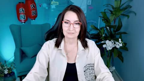 Snapshot of unatera chatting on 11.03.25 UnaTera online show from 11.03.25