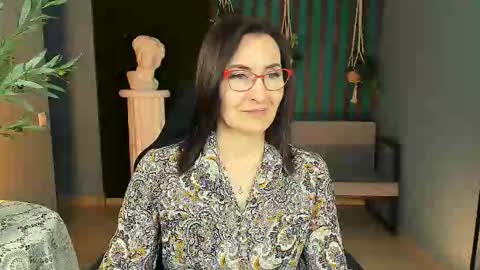 Snapshot of unatera chatting on 11.11.25 UnaTera online show from 11.11.25