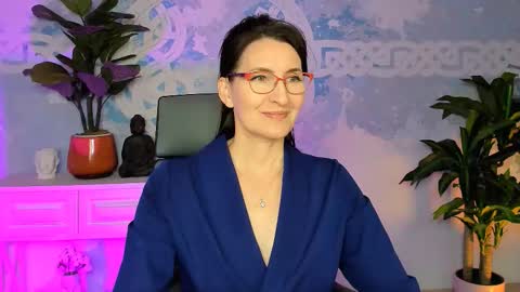 Snapshot of unatera chatting on 11.15.25 UnaTera online show from 11.15.25