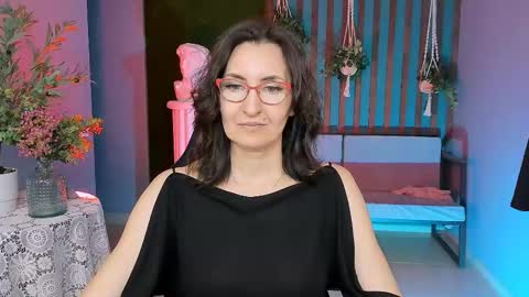 Snapshot of unatera chatting on 11.17.25 UnaTera online show from 11.17.25