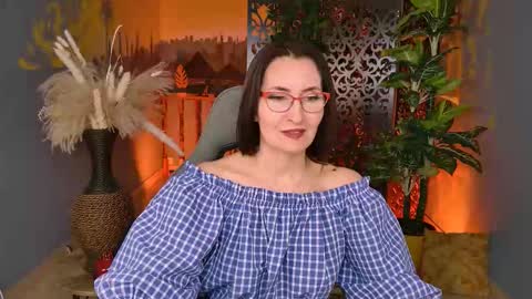 Snapshot of unatera chatting on 11.22.25 UnaTera online show from 11.22.25