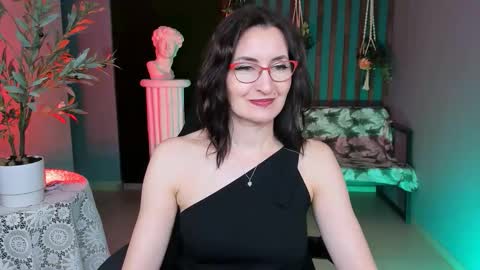 Snapshot of unatera chatting on 11.28.25 UnaTera online show from 11.28.25