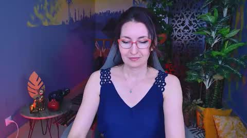 Snapshot of unatera chatting on 11.30.25 UnaTera online show from 11.30.25