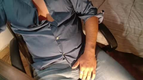 Snapshot of under_thedesk chatting on 09.24.25 Giov online show from 09.24.25