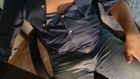 Snapshot of under_thedesk chatting on 09.25.25 Giov online show from 09.25.25