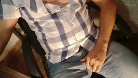 Snapshot of under_thedesk chatting on 10.05.25 Giov online show from 10.05.25