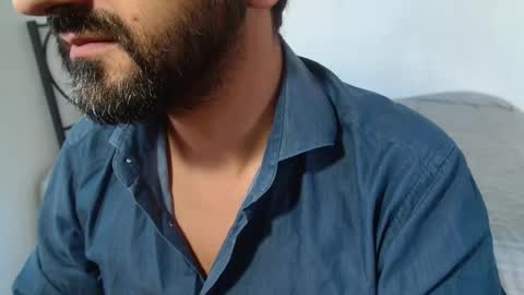 Snapshot of under_thedesk chatting on 10.18.25 Giov online show from 10.18.25