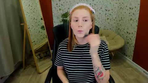 Snapshot of unicent chatting on 12.21.25 Call me Mira thumbs up its make me happy online show from 12.21.25