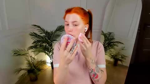 Snapshot of unicent chatting on 01.11.26 Call me Mira thumbs up its make me happy online show from 01.11.26