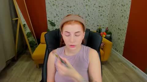 Snapshot of unicent chatting on 02.11.26 Call me Mira thumbs up its make me happy online show from 02.11.26