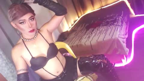 Snapshot of ur_dominatrix chatting on 12.05.25 MISS ANNA online show from 12.05.25