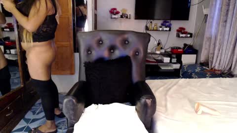 Snapshot of ur_majestyqueen_angelaxxx chatting on 01.09.25 QUEEN ANGELA online show from 01.09.25