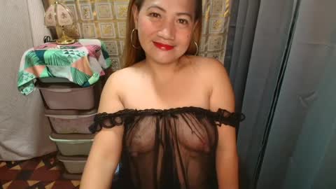 Snapshot of urhotmomzoey chatting on 07.16.26 urhotmomzoey online show from 07.16.26
