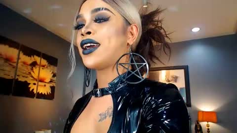 Snapshot of urmajestytyra chatting on 02.05.25 UrMajestyTyra online show from 02.05.25