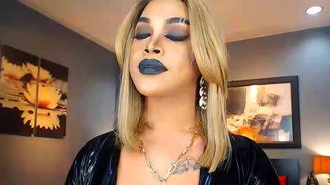 Snapshot of urmajestytyra chatting on 02.12.25 UrMajestyTyra online show from 02.12.25