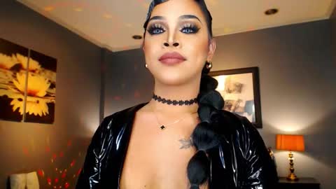 Snapshot of urmajestytyra chatting on 10.03.25 UrMajestyTyra online show from 10.03.25