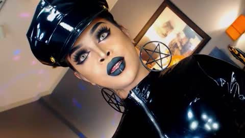 Snapshot of urmajestytyra chatting on 10.08.25 UrMajestyTyra online show from 10.08.25