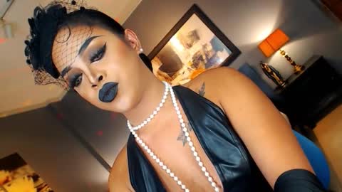 Snapshot of urmajestytyra chatting on 10.11.25 UrMajestyTyra online show from 10.11.25