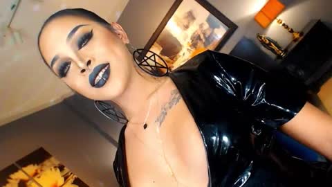 Snapshot of urmajestytyra chatting on 10.18.25 UrMajestyTyra online show from 10.18.25