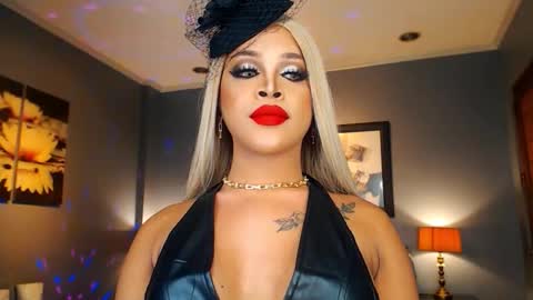 Snapshot of urmajestytyra chatting on 10.25.25 UrMajestyTyra online show from 10.25.25