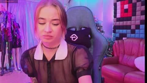 Snapshot of uvrays999 chatting on 12.21.24 Leila online show from 12.21.24