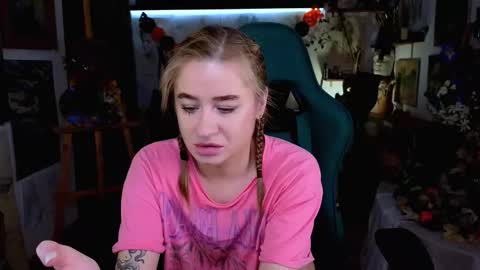 Snapshot of uvrays999 chatting on 10.28.25 Leila online show from 10.28.25