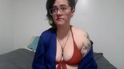 Snapshot of valarieak chatting on 10.13.25 valarieak online show from 10.13.25