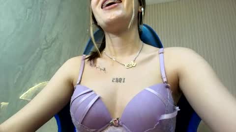 Snapshot of valentina__r chatting on 05.27.26 Valentina R online show from 05.27.26