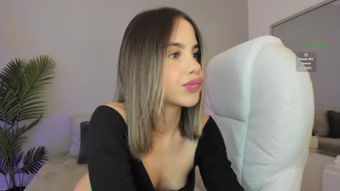 Snapshot of valentina_m17 chatting on 01.23.25 VALENTINA online show from 01.23.25