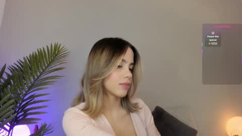 Snapshot of valentina_m17 chatting on 09.14.25 VALENTINA online show from 09.14.25