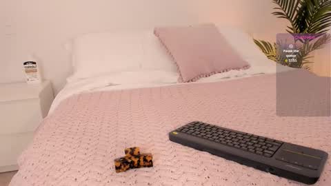 Snapshot of valentina_m17 chatting on 12.17.25 VALENTINA online show from 12.17.25