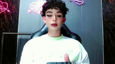 Snapshot of valentinne_marian chatting on 11.23.25 Marian online show from 11.23.25