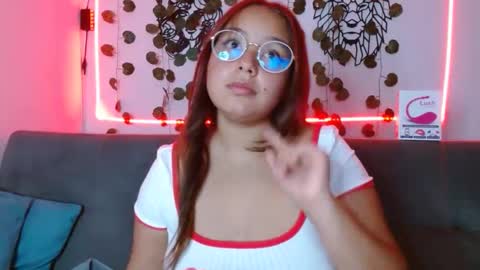 Snapshot of valeria_cherry chatting on 01.05.25 valeria online show from 01.05.25