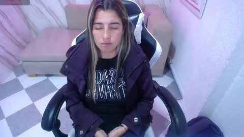 Snapshot of valerie_b chatting on 02.12.25 valerie_b online show from 02.12.25