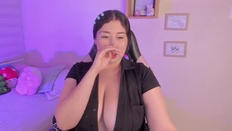 Snapshot of valerie_perez chatting on 12.18.24 vale online show from 12.18.24