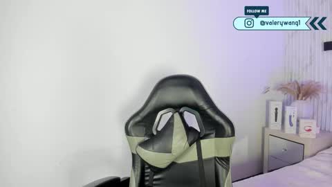 Snapshot of valery_wang chatting on 12.19.25 Val online show from 12.19.25