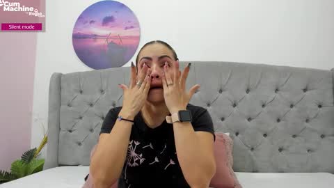 Snapshot of valesskahall chatting on 11.10.25 Valesskahall online show from 11.10.25