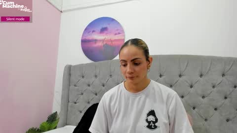 Snapshot of valesskahall chatting on 11.11.25 Valesskahall online show from 11.11.25