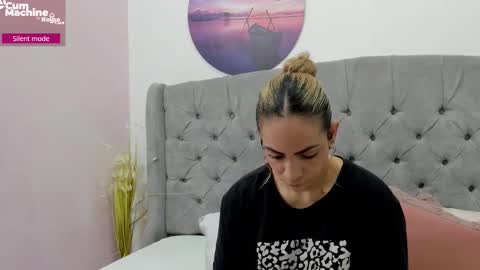 Snapshot of valesskahall chatting on 11.20.25 Valesskahall online show from 11.20.25